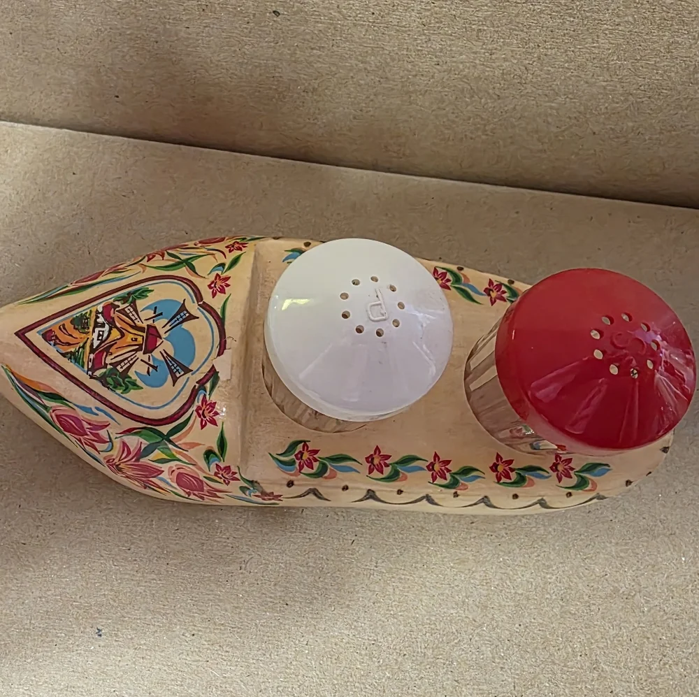 Vtg Holland Shoe With Salt Pepper Shaker Set #223